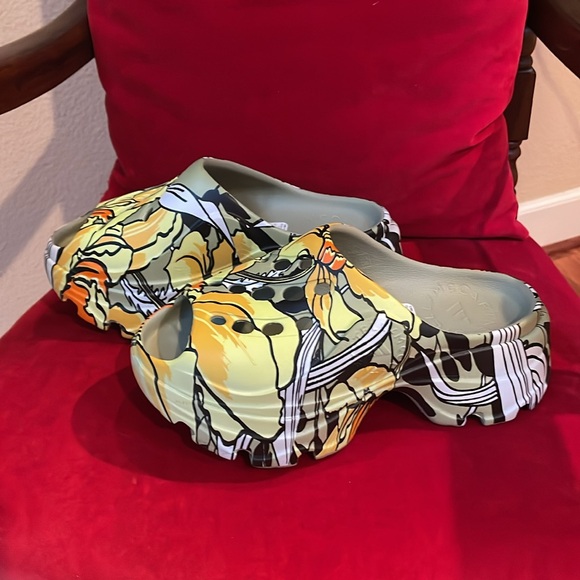 Limited edition Adidas Stella McCartney
Graphic Clog - Picture 2 of 6